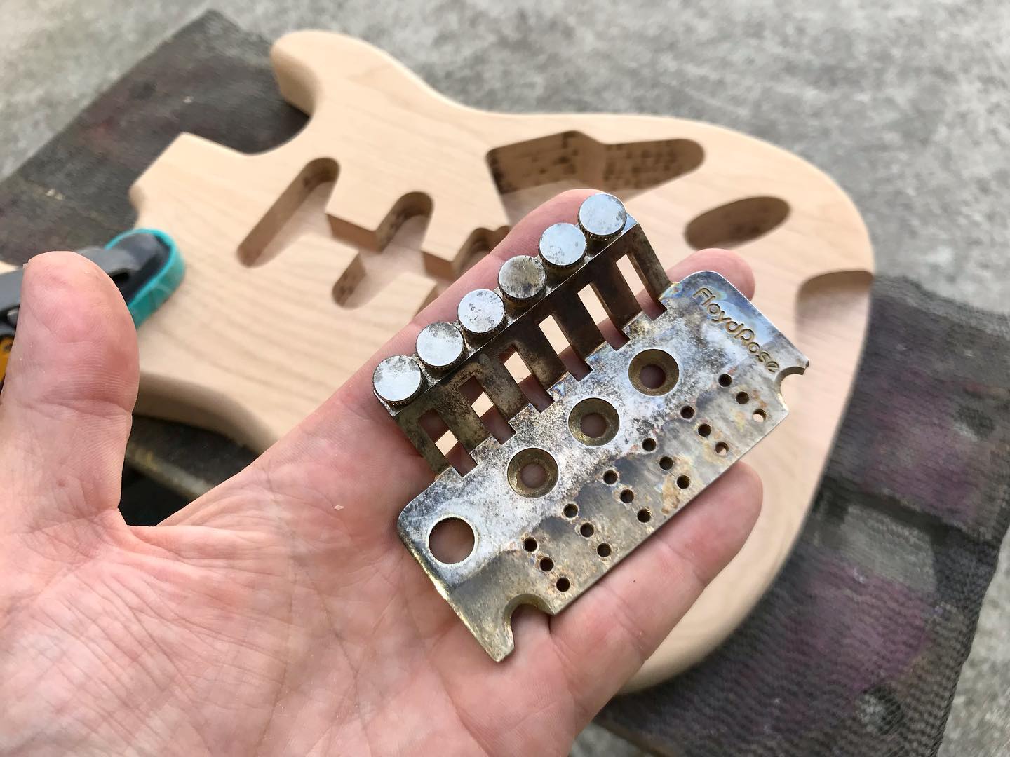 Playing with acid… 😈
#guitar #guitare #guitarmaker #guitarmaking #lutherie #superstrat #floydrose #relic #relicguitar