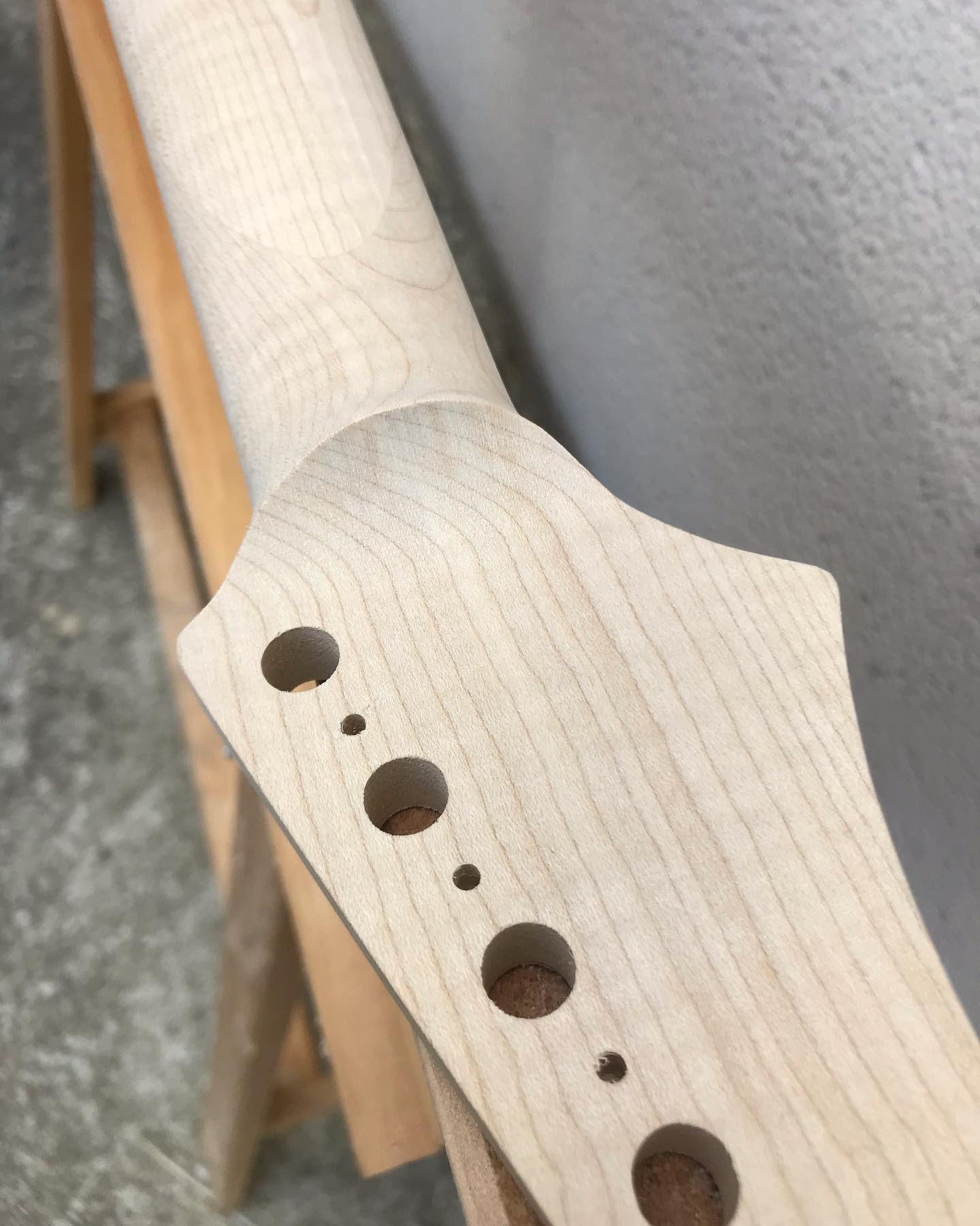 Team volute strikes again 😎
#guitar #guitare #guitarmaker #guitarmaking #luthier #lutherie #mapleneck #woodworking #superstrat #supertele