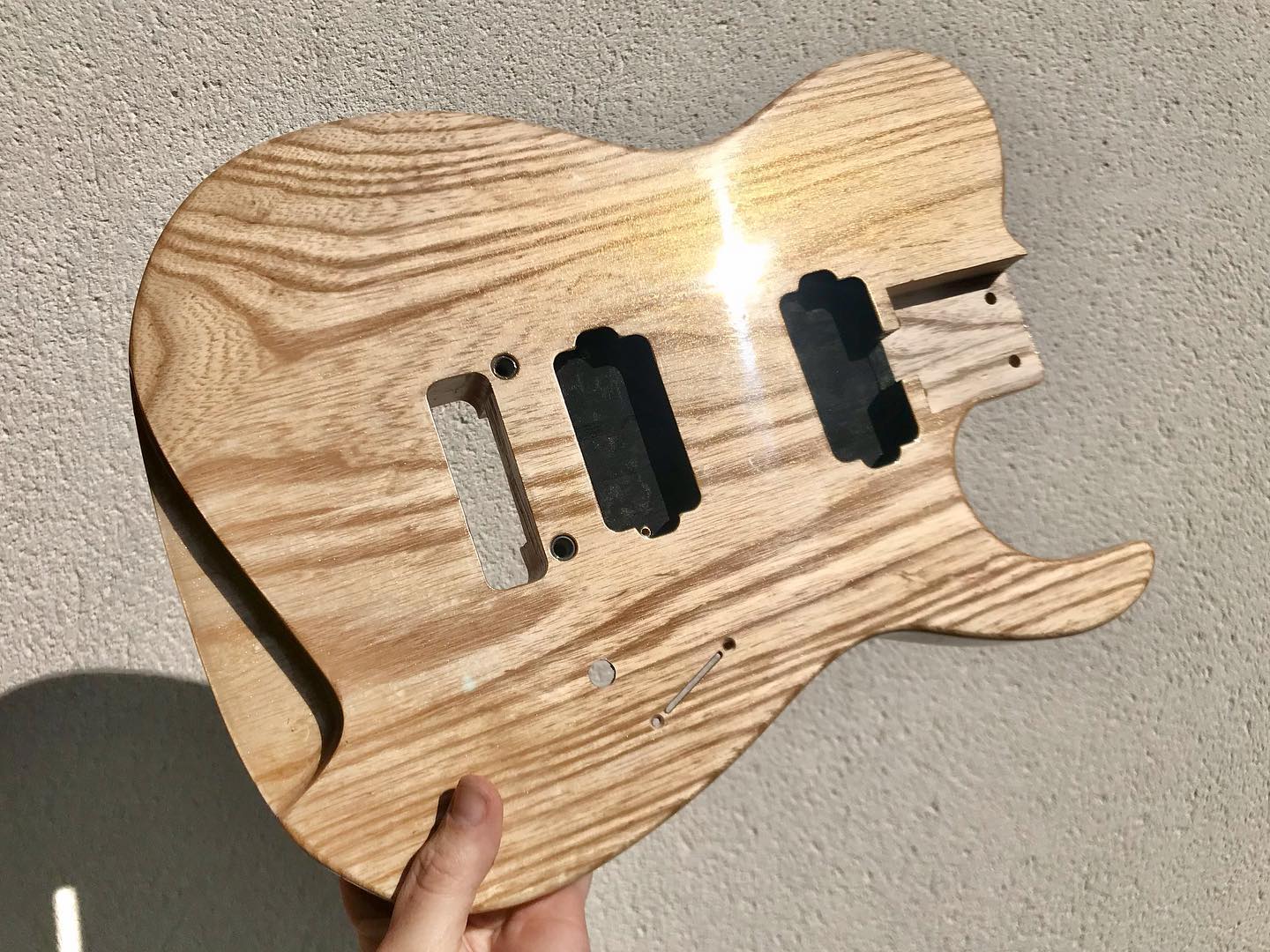 Ready for assembly. 🥰
#guitar #guitare #guitarist #lutherie #luthier #luthierfrance #guitarmaker #guitarmaking #telecaster #supertele #swampash #ghostgoldpearl
